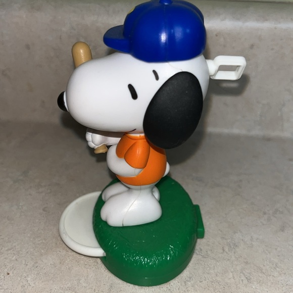 McDonald's Happy Meal toy Peanuts Snoopy #4 Baseball Player Snoopy 2018 - Picture 2 of 5